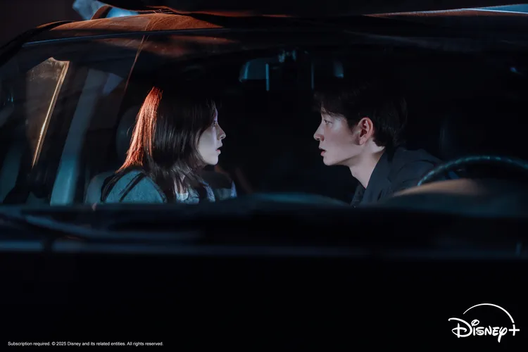 李玹旭（右）劇中飾演朴寶英的男友。Disney+提供