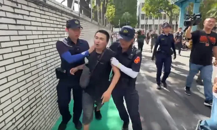 吃屎哥去年在北院撒冥紙鬧場，遭警方架走。資料照片