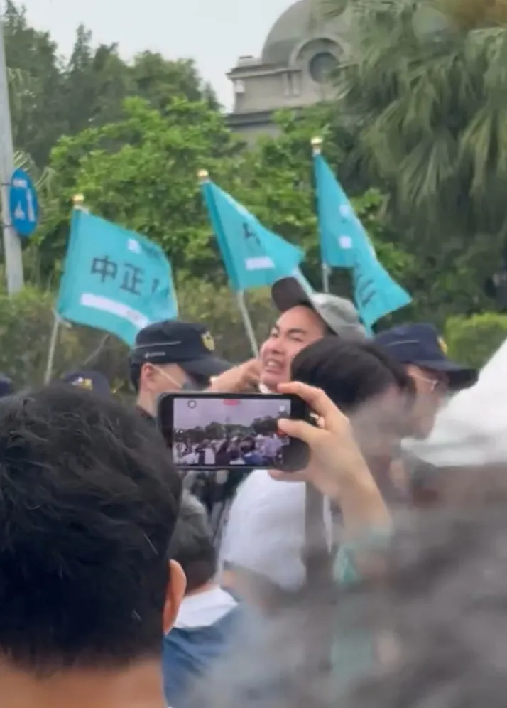 吃屎哥亂入鬧場，遭警方架走。翻攝畫面