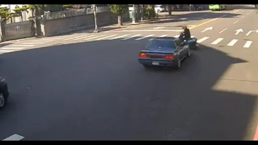 台中機車「自殺式」兩段左轉　女騎士雙腳慘被撞斷