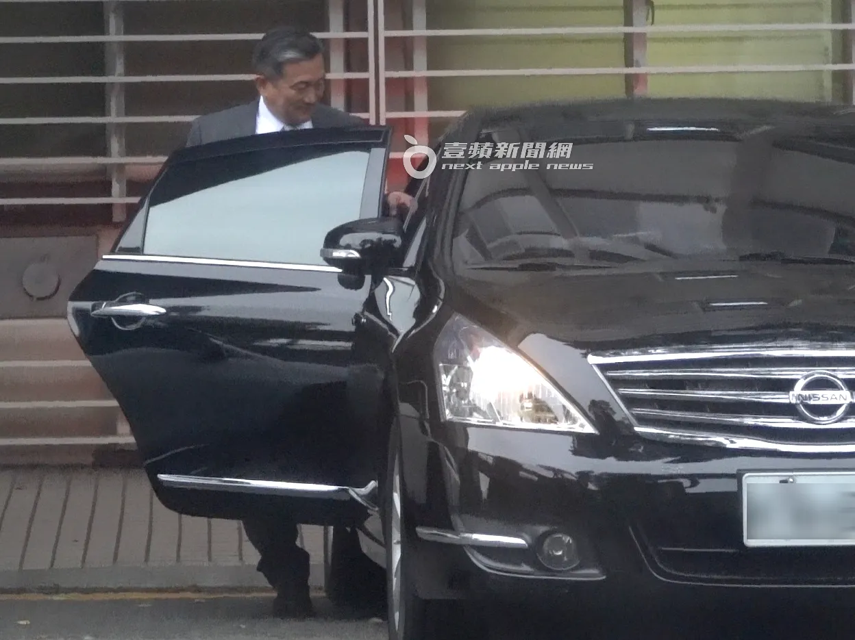 王定宇和劉怡萱發現跟拍後開始改搭公務車，使出障眼法故佈疑陣。特勤中心攝