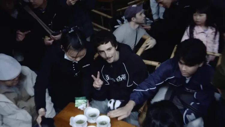 看得出中國行對他充滿新鮮感。翻攝微博