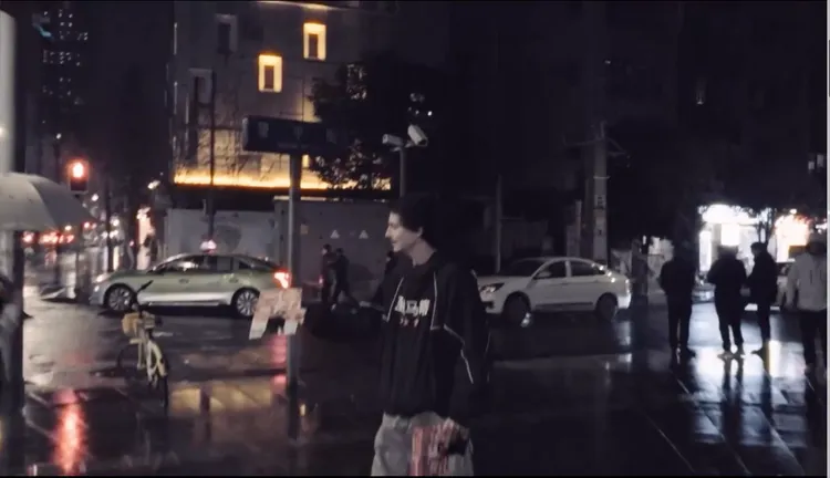 甜茶在街頭發電影傳單。翻攝微博。