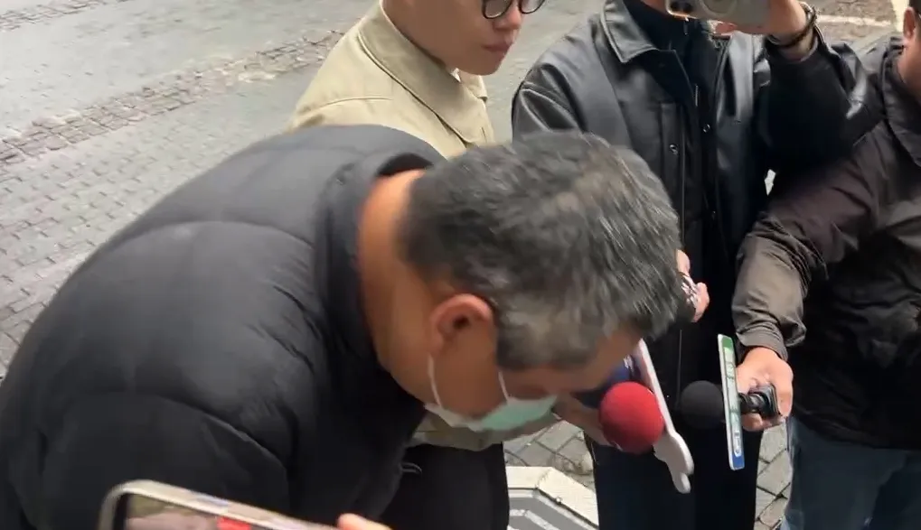 張男面對媒體鞠躬道歉。翻攝畫面