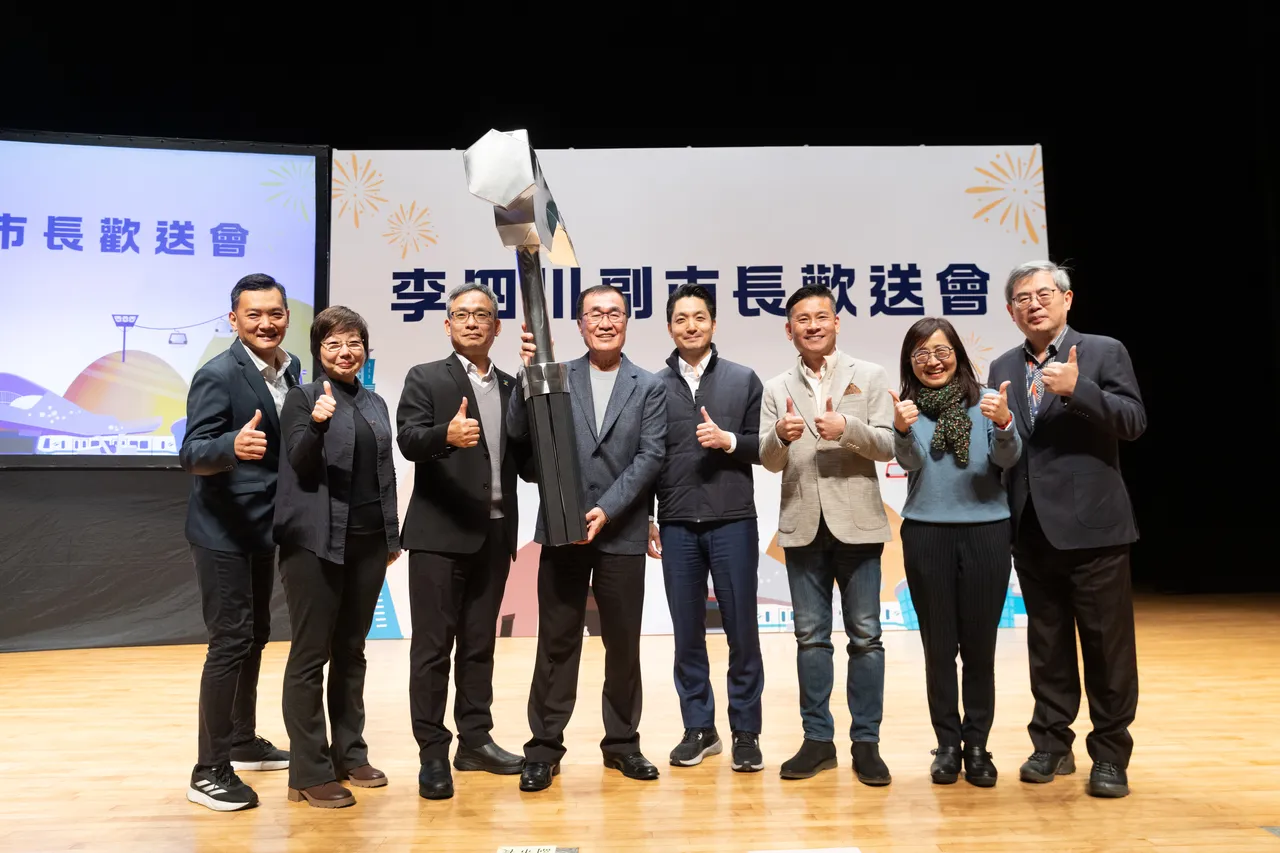 蔣萬安在歡送會上送大鐵鎚，象徵李四川為台北市打下基礎。北市府提供