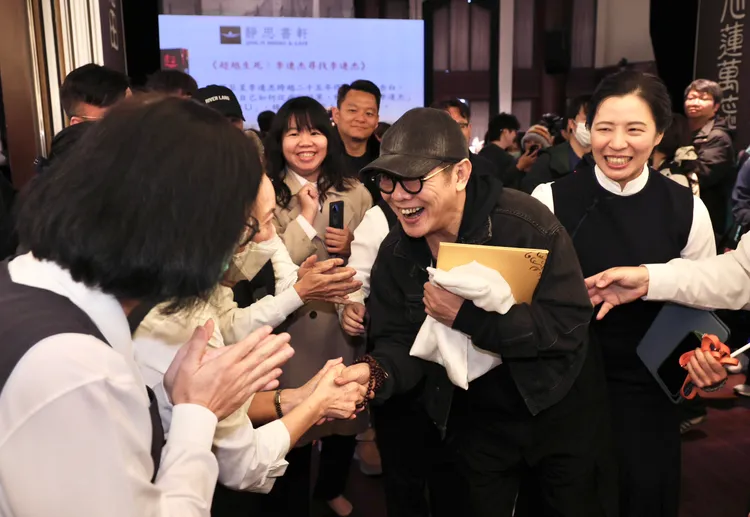 李連杰被觀眾簇擁。莊宗達攝