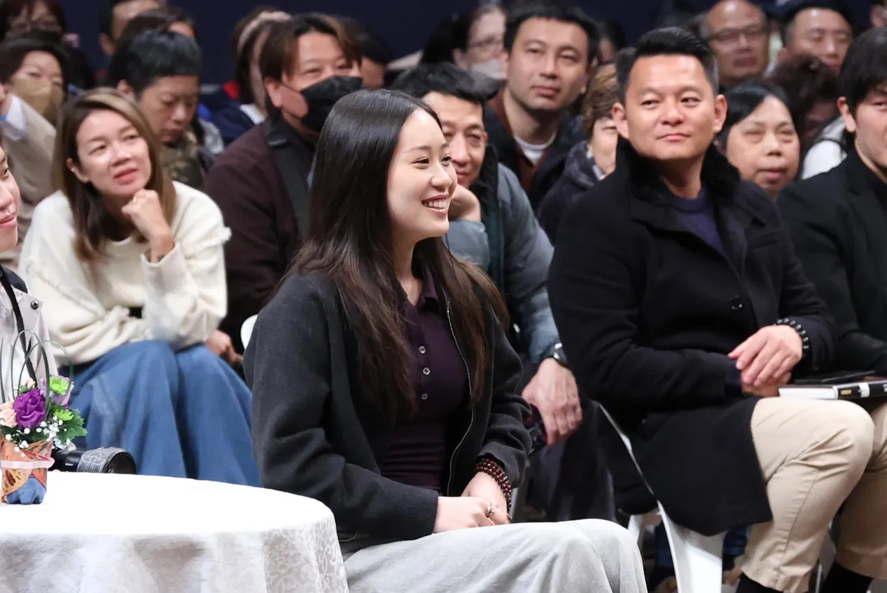 Jada坐在台上聽爸爸對談。莊宗達攝