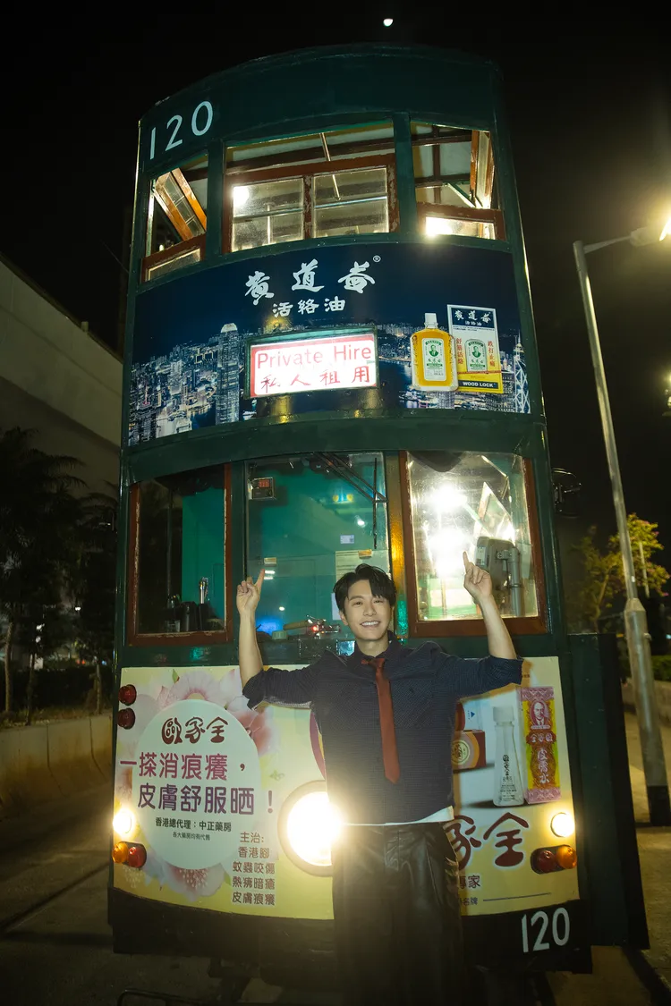 韋禮安與香港的叮叮車合照。索尼提供