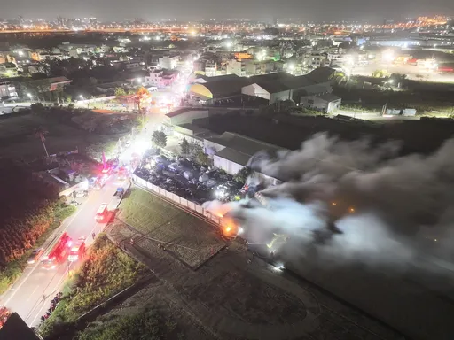 台南廢五金汽車回收場大火！濃煙沖天　1名移工受困燒死