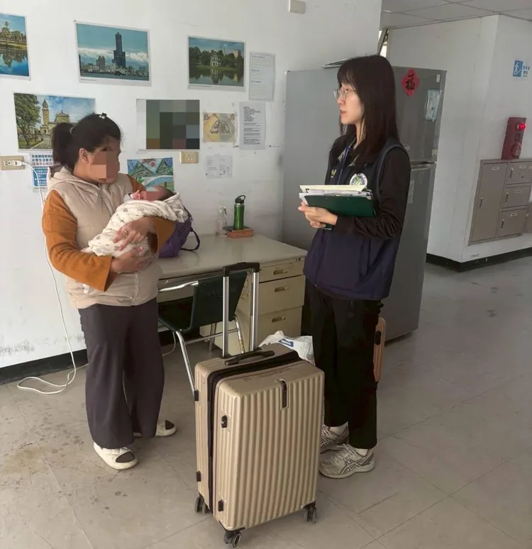 臺南市專勤隊護送印尼籍失聯移工「阿南」母子至庇護所安置。翻攝畫面