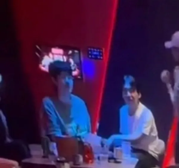 郭麒麟（右）及劉昊然都出現在同場合，但他們表示是朋友聚會，否認地點是陪酒KTV。翻攝微博