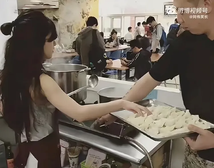 趙露思昔在台灣念大學時曾賣過餛飩。翻攝微博