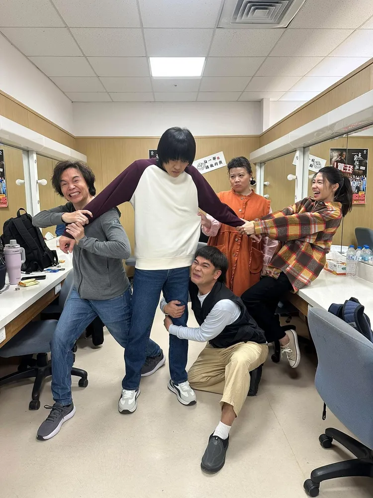 馬國弼（蹲者）現在在八點檔演出。翻攝馬國弼臉書