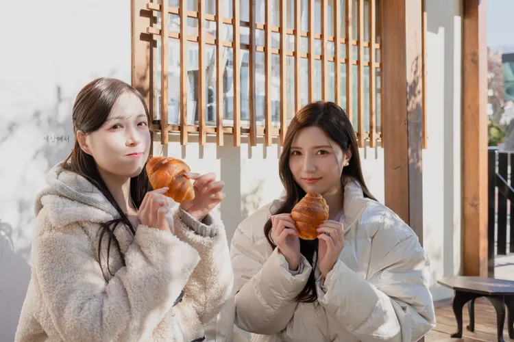 近日邀韓籍「Fubon Angels」成員珉貞、晧禎擔任釜山航線大使。星宇航空提供