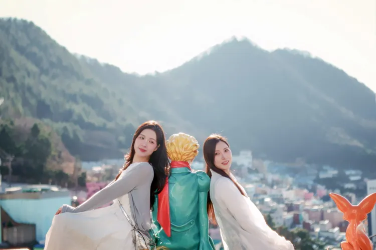 珉貞、晧禎於釜山景點甘川洞文化村合照。星宇航空提供