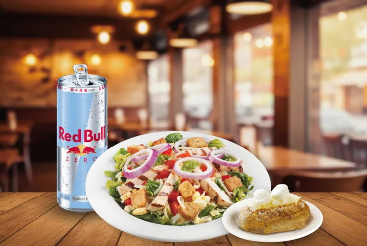 「控脂健康餐」以碳烤雞肉冰脆沙拉搭配烘烤馬鈴薯，低脂×高蛋白×高纖維，適合減脂期、體態管理，吃得乾淨不挨餓。開展餐飲集團提供