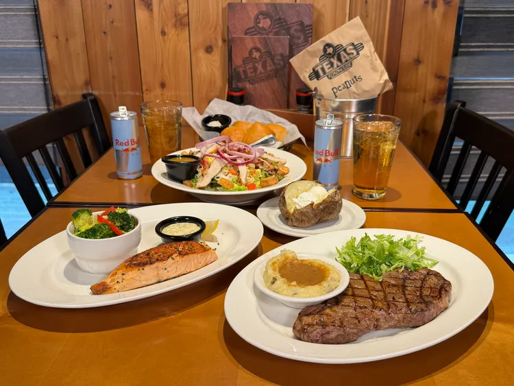 Texas Roadhouse德州鮮切牛排鎖定健康飲食浪潮，今(3/17)起推出3款「原塊力量」能量補給餐搭配Red Bull Zero。開展餐飲集團提供