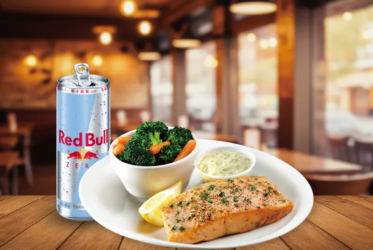 「營養平衡餐」以嫩烤鮭魚排搭配時蔬，富含Omega-3與優質蛋白質， 適合補充日常活力 。開展餐飲集團提供