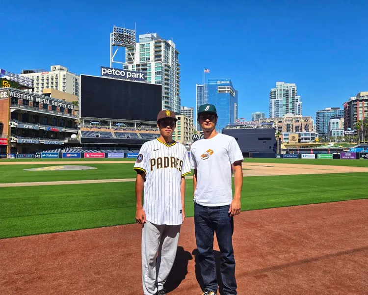 蘇嵐鴻和達比修有（右）合照。展逸國際企業提供