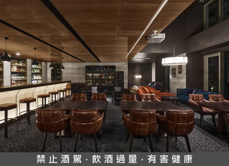台北慕軒飯店，臻品之選-URBAN331威士忌酒吧，以飯店門牌號碼331為名，透過溫潤靜謐的空間設計與藝術裝潢巧思，營造紐約上東城不凡的氣度與奢華氛圍。台北慕軒飯店，臻品之選提供