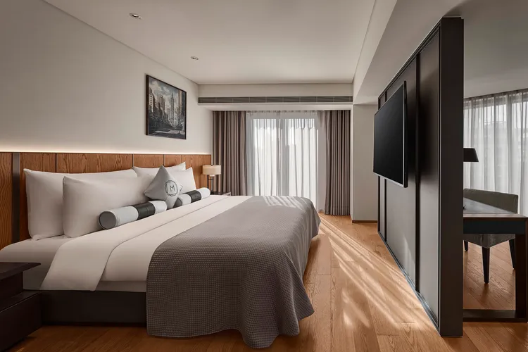 坐落於台北市敦南林蔭大道，綠意盎然、鬧中取靜，致力於提供每位貴賓講究細節的雋永空間與內斂的細膩服務，深受國內外旅客與產業評審肯定。台北慕軒飯店，臻品之選提供