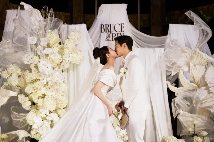 禾浩辰和吳品潔婚宴上親吻，流露滿滿愛意。快樂成長娛樂提供