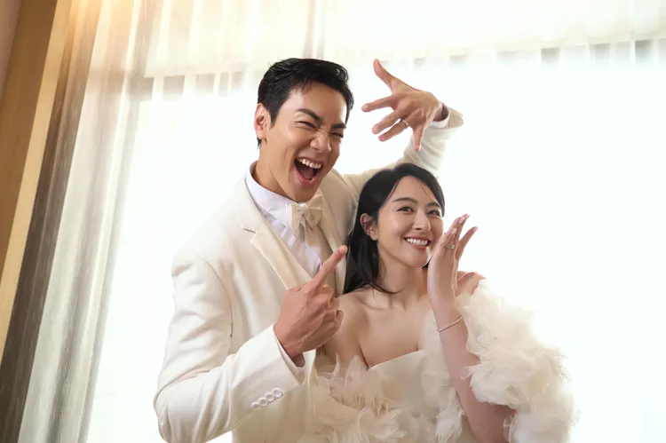 禾浩辰與吳品潔今舉辦溫馨婚禮，開心秀出婚戒。快樂成長娛樂提供