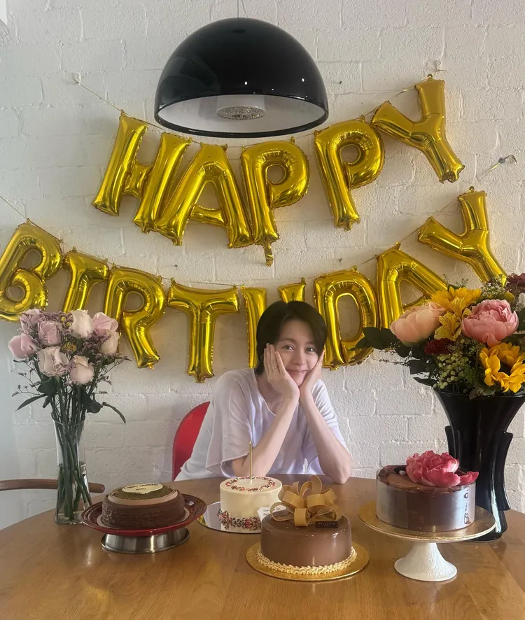 梁詠琪素顏慶祝50歲生日。翻攝梁詠琪臉書