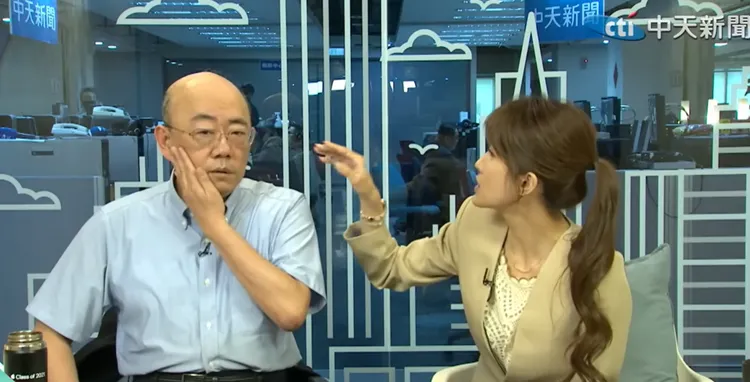 郭正亮當下摸了自己的臉後，猜測可能是顏面神經出現問題。翻攝《綠也掀桌》YT