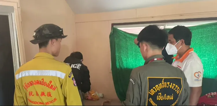 警方與鑑識在現場蒐證。《泰叻報》