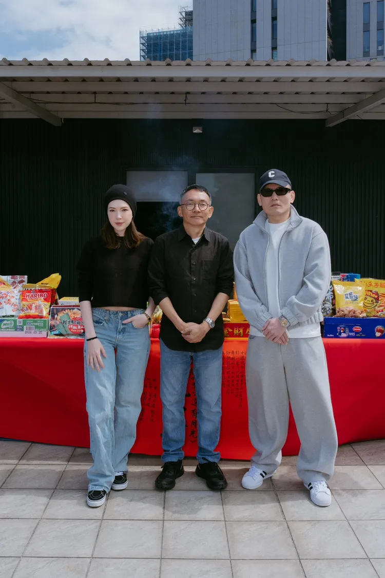 許瑋甯（左）與春風（右）攜手演出《至少還有月光》。嘉揚電影提供