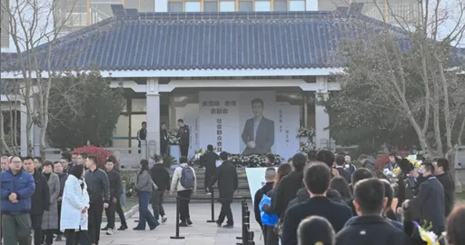 中國考研名師張雪峰出殯　大批民眾自發送行