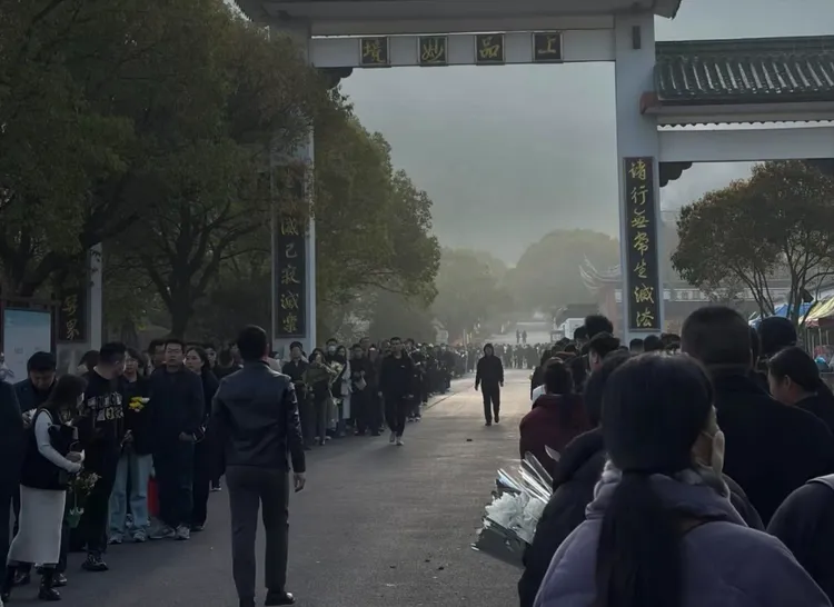 自發為張雪峰送行的民眾排成長龍。翻攝微博/送行張雪峰