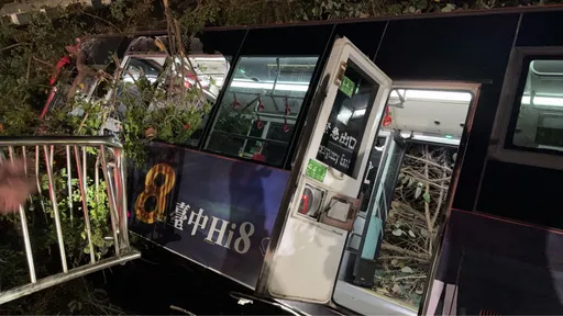 台中公車撞破護欄衝進邊坡卡樹林　樹枝插進車體釀2傷