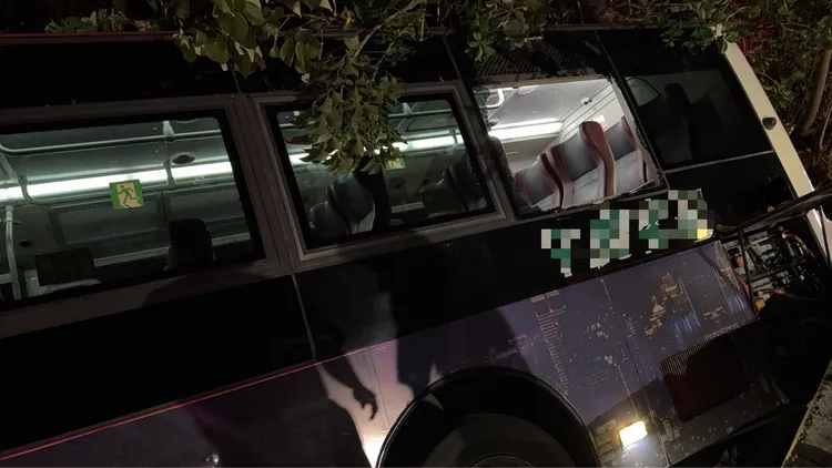 台中公車行經龍井區沙田路六段鷺山橋旁，不明原因撞擊路邊護欄，整輛車衝進邊坡撞上樹木。民眾提供
