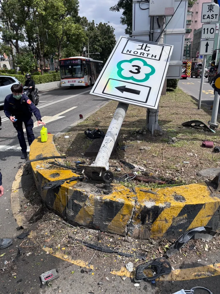 國道路標也遭撞斷。翻攝畫面