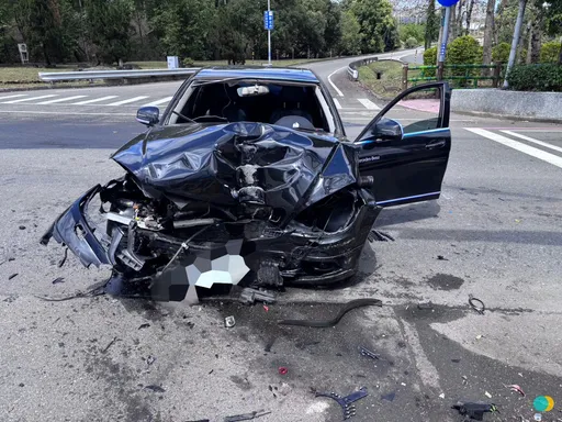 賓士下交流道暴衝撞分隔島　車毀慘狀曝光！36歲駕駛雙腿骨折