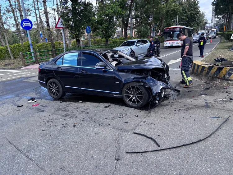 賓士疑車速過快衝撞分隔島。翻攝畫面