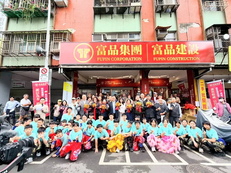 富品建設「都更整合服務中心」正式啟動，現場請來沙崙國小醒獅團表演祥獅獻瑞。富品建設提供