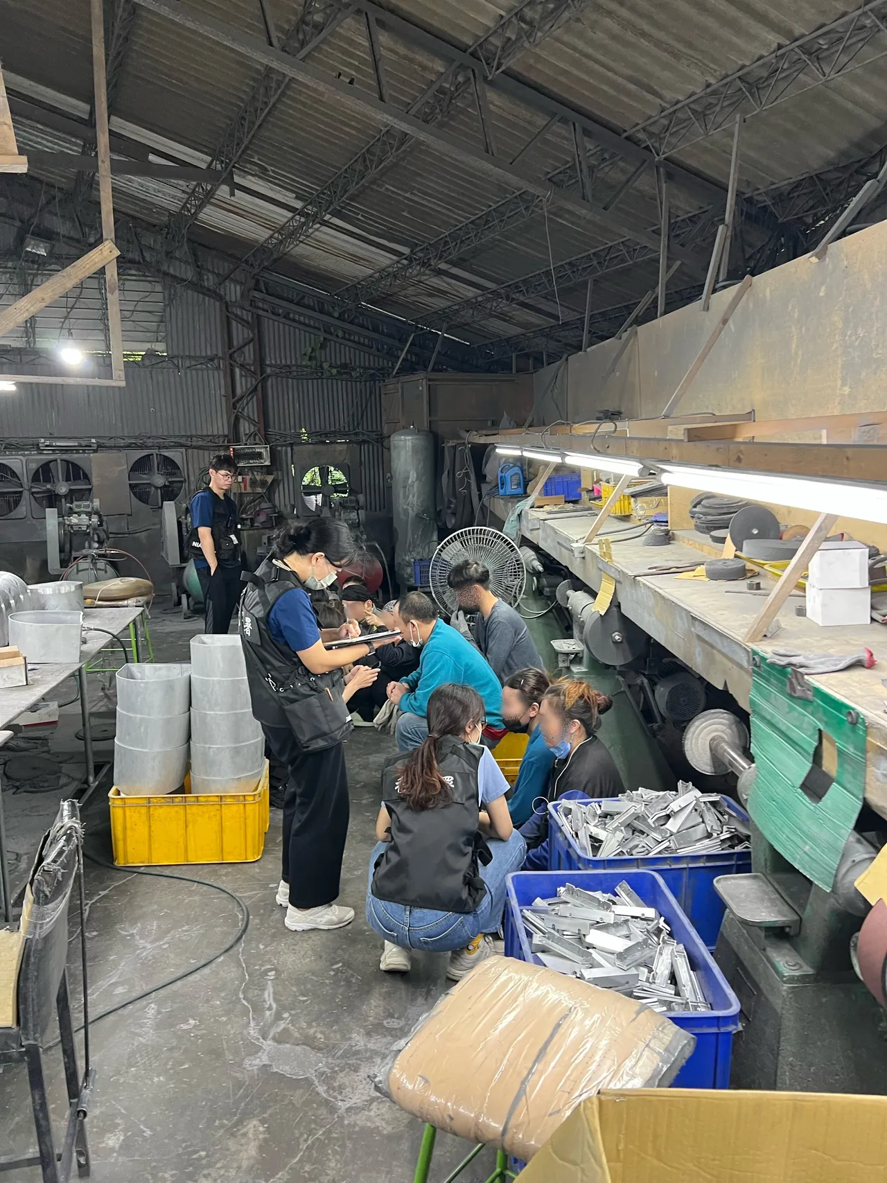 移民官耐心詢問逾期停留泰國籍人士非法工作情況。翻攝畫面