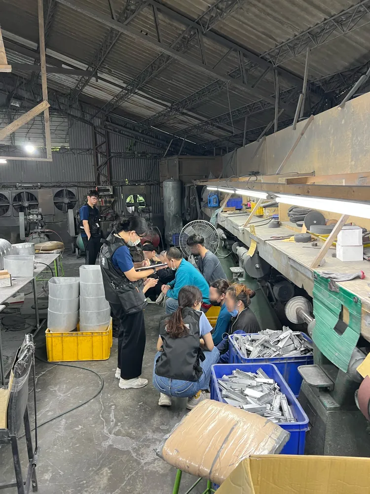 移民官耐心詢問逾期停留泰國籍人士非法工作情況。翻攝畫面