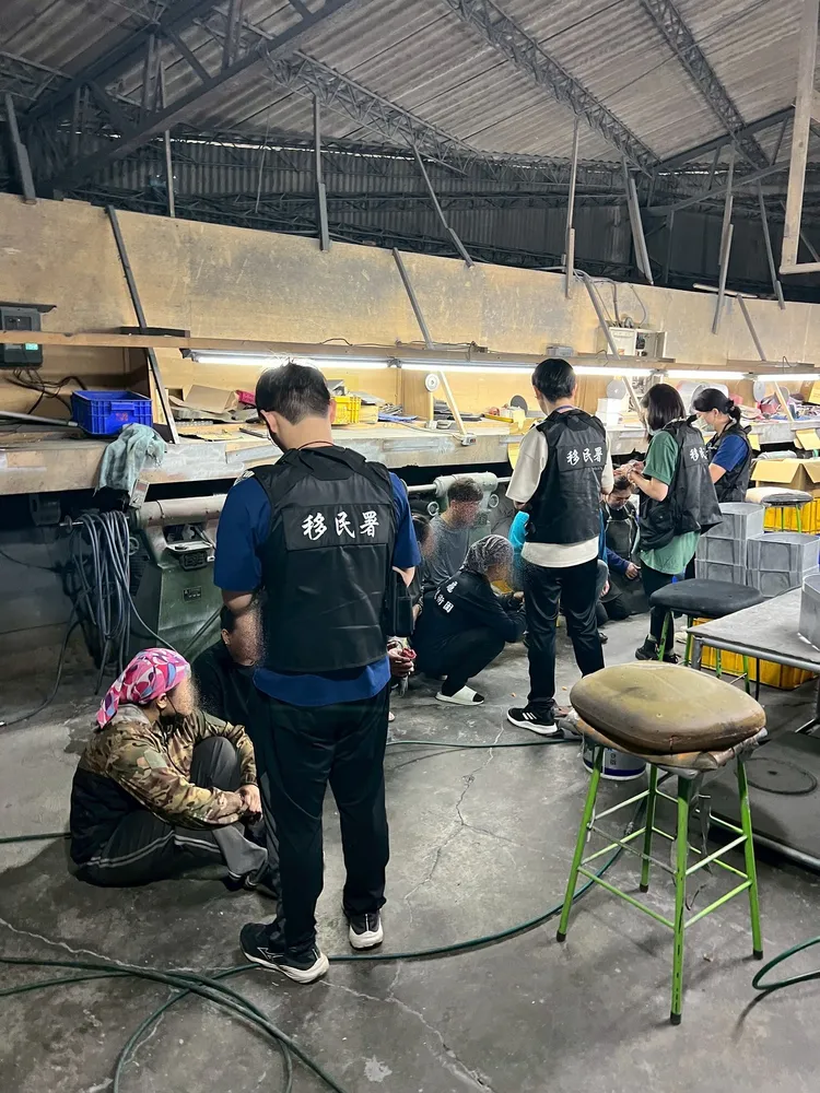 逾期停留泰國籍人士蹲坐在地上配合移民官指示。翻攝畫面