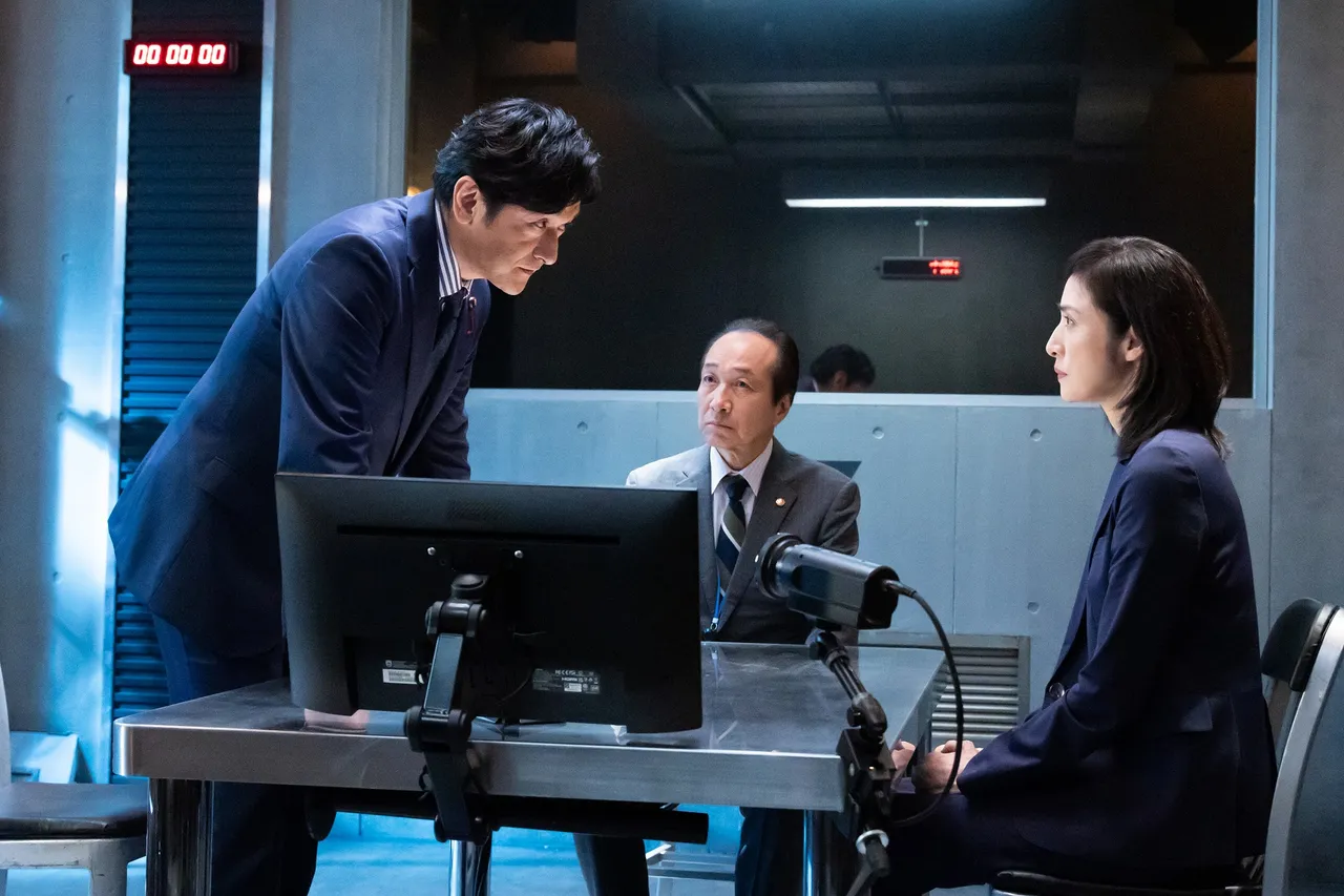 石丸幹二（左）佩服天海祐希（右）偵查戲眼神秒轉換。采昌提供