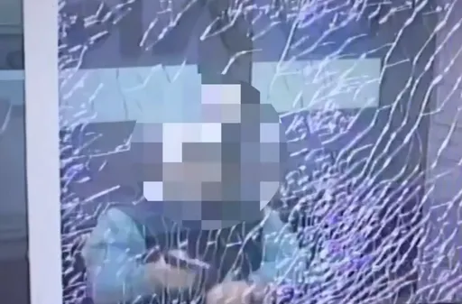 疑感情糾紛！莾男闖當舖槍傷老闆挾持人質　勇警奮不顧身奪槍救人