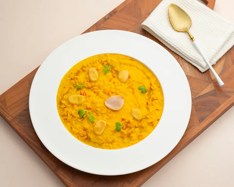 「經典米蘭牛骨髓 番紅花燉飯」金黃耀眼的番紅花燉飯與豐腴飽滿的牛骨髓一起享用，色香味完美平衡。每道550元。台北遠東香格里拉提供