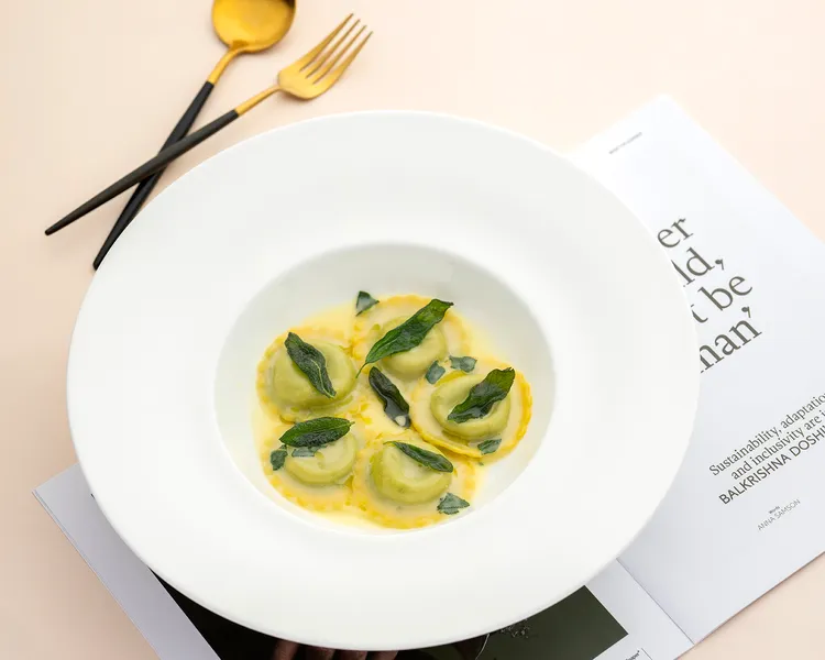 「奶油鼠尾草 菠菜起司義大利餃」柔嫩手工餃皮包覆菠菜與起司，細緻口感搭配鼠尾草提香。每道590元。台北遠東香格里拉提供