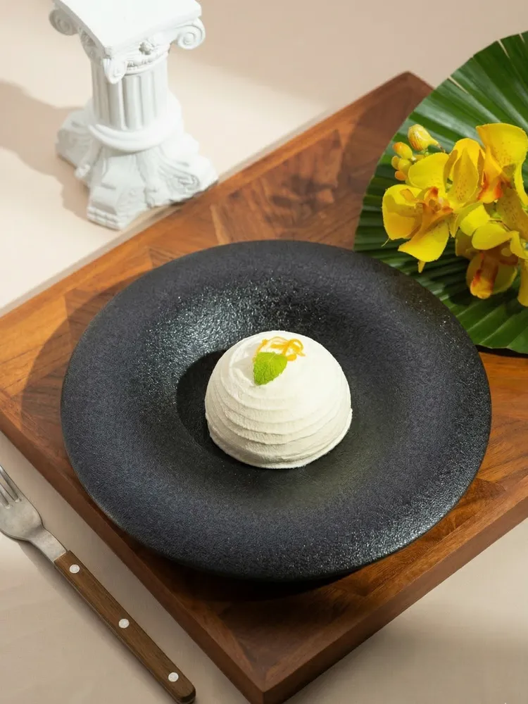 「香檸柑橘奶凍圓頂蛋糕」檸檬的清爽酸香與柑橘凝凍的甜潤在口中層次遞進。每道360元。「香檸柑橘奶凍圓頂蛋糕」檸檬的清爽酸香與柑橘凝凍的甜潤在口中層次遞進。每道360元。台北遠東香格里拉提供