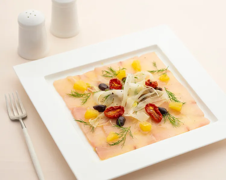 「香橙油醋 茴香薄片 黃鰭鰤魚」晶瑩剔透的魚片鋪排，綴以清新茴香與香橙醬汁，極簡調味打造層次海味。每道580元。台北遠東香格里拉提供