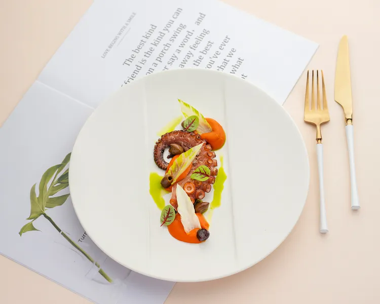 「炭烤章魚 托斯卡尼番茄 塔吉亞斯橄欖」彈牙鮮美的章魚足，搭配酸甜番茄與煙燻氣息獨特的塔吉亞斯橄欖，風味十足。每道700元。台北遠東香格里拉提供