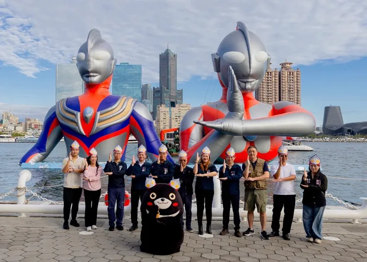 超人力霸王跨世代合體告別。翻攝畫面